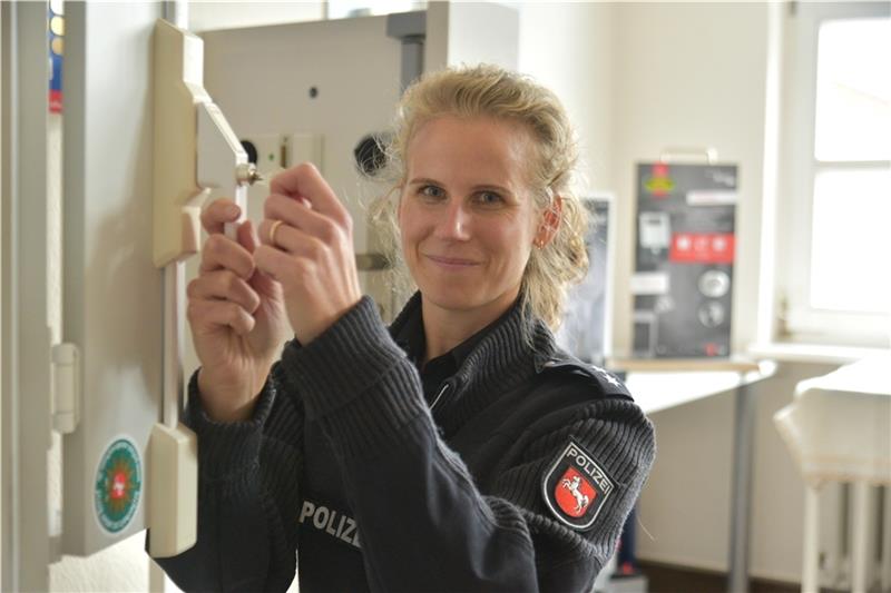 Simple Tricks halten Einbrecher fern Oberkommissarin Farina Stinski ist Präventionsbeauftragte bei der Stader Polizei. Sie berät die Bürger unter anderem zum Einbruchschutz. Foto: Beneke