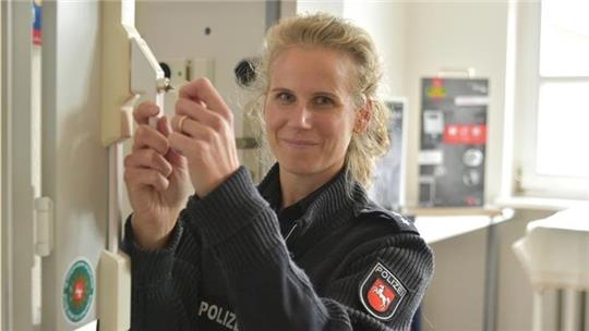 Oberkommissarin Farina Stinski ist Präventionsbeauftragte bei der Stader Polizei. Sie berät die Bürger unter anderem zum Einbruchschutz. 