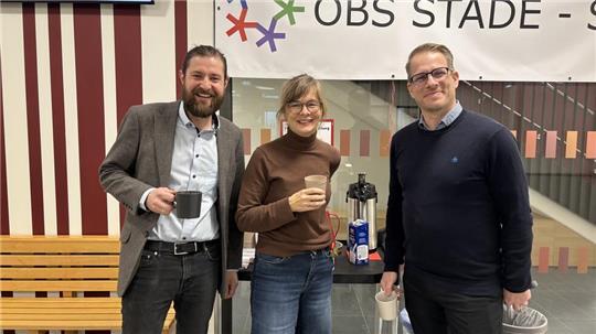 Oberschulleiter Alexander Eßer (rechts) trinkt gern mit Kollegen einen Kaffee in der Happyness-Ecke - hier zusammen mit Susanne Boinowitz und David Ochmann.