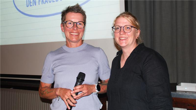 Ganztagsschule ab 2026: Ahlerstedter Eltern können mitentscheiden Oberschulrektorin Josephine Friede (links) und didaktische Leiterin Anna Buck informierten die Eltern in Ahlerstedt über die verschiedenen Modelle der Ganztagsschule.