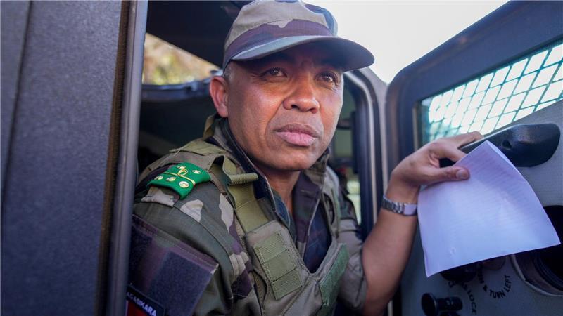 Militär übernimmt Macht in Madagaskar Oberst Michael Randrianirina verlas die Erklärung zur Machtübernahme.