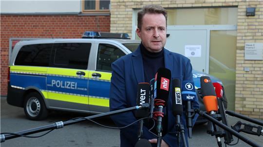 Oberstaatsanwalt Harald Nowack gibt in Rostrock bekannt, worauf viele wochenlang gewartet haben: Im Fakk des achtjährigen Fabian ist ein Haftbefehl ergangen.