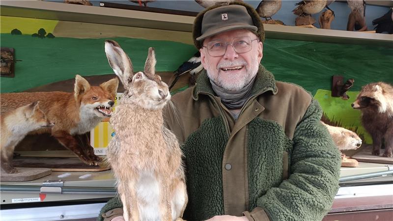 Immer mehr Jäger im Kreis Stade: Was ist das Besondere an der Jagd? Obmann Dr. Peter Schneider bringt Kindern im Landkreis Stade mit dem Lernort-Natur-Anhänger Tiere und Natur nahe.