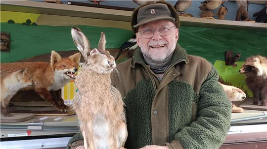 Obmann Dr. Peter Schneider bringt Kindern im Landkreis Stade mit dem Lernort-Natur-Anhänger Tiere und Natur nahe.