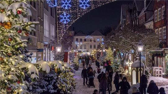 Ob’s auch weiß wird, steht in den Sternen: Blick auf das Buxtehuder Wintermärchen in der Breiten Straße.
