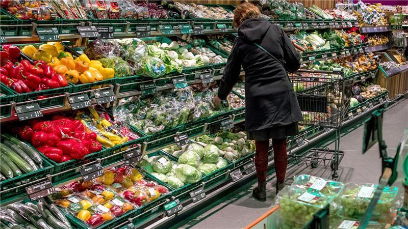 Ärger im Supermarkt – Diese 7 Fallstricke können jeden treffen Obst und Gemüse dürfen angefasst und geprüft werden.