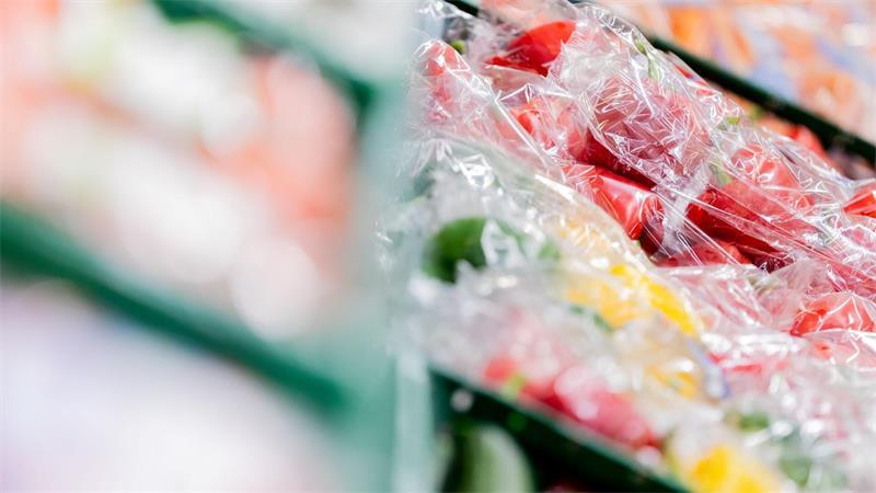 Obst und Gemüse steckt in Supermärkten oft in Plastikverpackungen. (Archivbild)