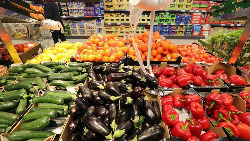 Importgemüse: Vor allem aus Spanien und den Niederlanden Obst- und Gemüsesorten liegen in einem Supermarkt zum Verkauf bereit.