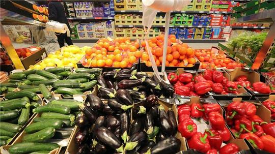 Obst- und Gemüsesorten liegen in einem Supermarkt zum Verkauf bereit.