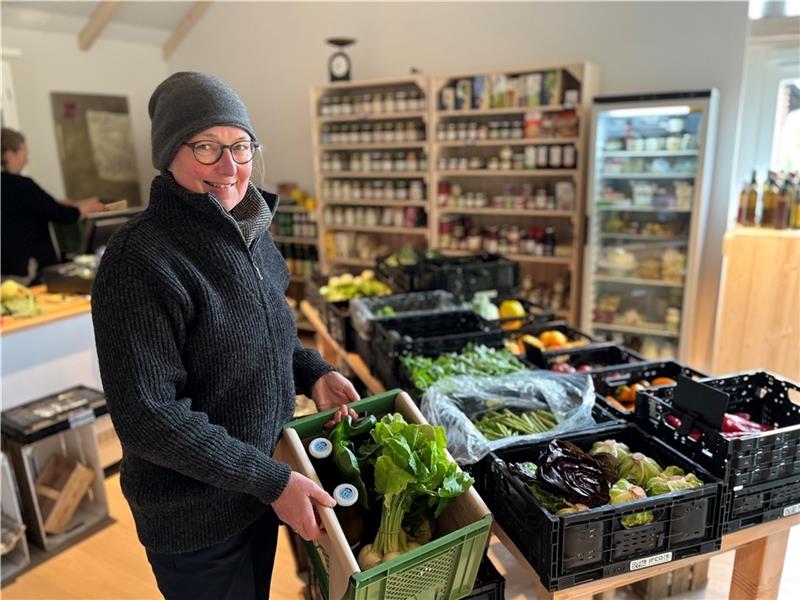 Obstbäuerin und Gastronomin Kerstin Hintz stapelt eine gepackte Bio-Hofkiste . Wegen der Corona-Pandemie richtet sie ihren Betrieb „Ottilie“ in Mittelnkirchen neu aus. Foto: Vasel