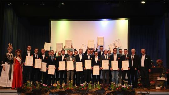 Obstbau-Meister: Christoph Budde, Frederik Dummeyer, Nils Eckhoff, Thore Feindt, Lukas Hastedt, Henrik Heinrichs, Conrad Knüppel, Kevin Köpcke, Marc Köpcke, Nick Köpcke, Nils Langguth, Julius Lehmbeck, Jan Mählmann, Sören Minners, Frank Molske, Beyke Pape, Kevin Quast, Hannes Schliecker, Malte Somfleth und Lukas Stechmann - eingerahmt von der Altländer Blütenkönigin Linn Schuback und Erdbeerkönigin Thu-Ha I sowie Kammerpräsident Gerhard Schwetje und Esteburg-Vize Dr. Matthias Görgens.