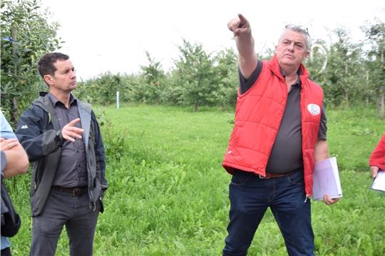Obstbauer Claus-Harry Eckhoff auf seinem Hof im Gespräch mit Udo Krause, Objektentwickler bei Upstalsboom. Die Familie Eckhoff befürchtet Einschränkungen, Klage und Beschwerden, falls ein Hotel neben dem Obstbaubetrieb gebaut werden sollte.