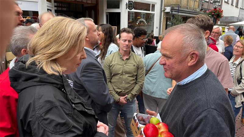 Bärbel Bas in Buxtehude: Zwischen Bürgergesprächen und Fußballleidenschaft Obstbauer Claus Schliecker überreicht Bärbel Bas einen Obstkorb und möchte über Probleme der Branche mit der Minijob-Reform reden.