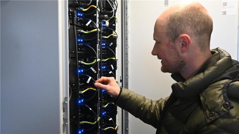 Obstbauer Jonas Cohrs aus Bliedersdorf checkt den Speicher.