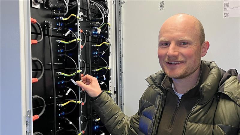 Obstbauer Jonas Cohrs aus Bliedersdorf speichert Solarstrom in gebrauchten Batterien von E-Autos.