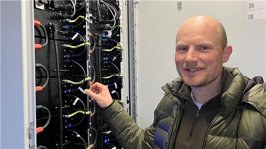 Obstbauer Jonas Cohrs aus Bliedersdorf speichert Solarstrom in gebrauchten Batterien von E-Autos.
