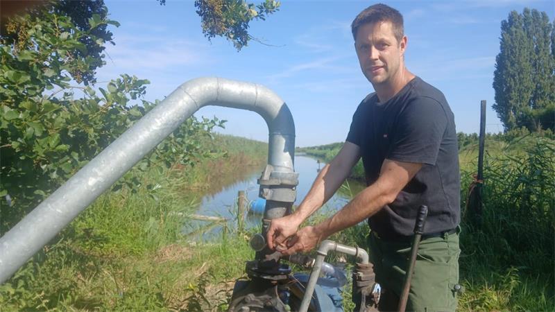 Verbrannte Äpfel: So reagiert ein Altländer Obstbauer auf die Hitze Obstbauer Karsten Palm aus Moorende wirft an besonders heißen Tagen die Wasserpumpen an.