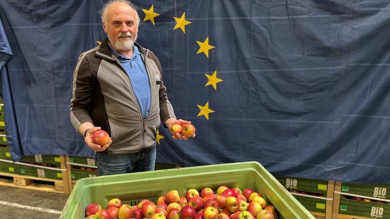Warum die EU für den Öko-Obstbau überlebenswichtig ist Obstbauer Peter Rolker (70) aus Jork-Ladekop.
