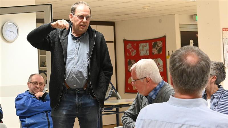 Obstbauer Peter zum Felde mahnt in der Einwohnerfragestunde die Ausbaggerung der Binnenelbe und die Umlagerung von deichbaufähigem Klei und Schlick auf Hahnöfersand an.