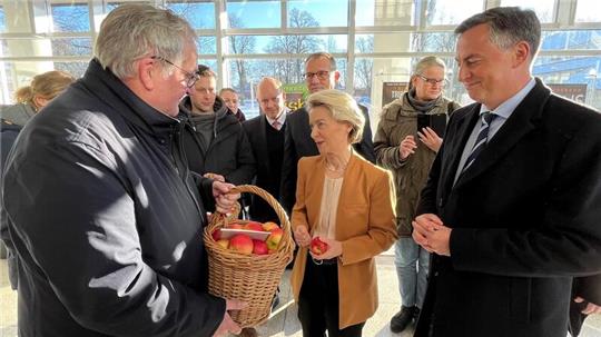 Obstbauern-Chef Jens Stechmann (links) trifft sich im Stadeum mit EU-Kommissionspräsidentin Ursula von der Leyen und dem Europaabgeordneten David McAllister.