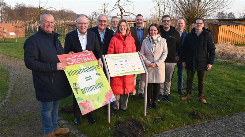Obstbauern und Sozialdemokraten sowie Wissenschaftler des Fraunhofer-Instituts nehmen Ministerpräsident Stephan Weil im Schaufenster Obstbau der Esteburg in ihre Mitte.