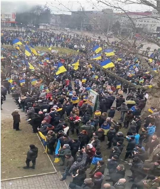 Obwohl Cherson besetzt ist, demonstrieren die Menschen für die Selbstständigkeit der Ukraine.