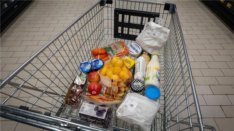 Ukraine, Trump, Inflation - Unsicherheit allerorten Obwohl die Inflationsrate zuletzt moderater ausfiel, ist die allgemeine Preisentwicklung eine der größten Sorgen der Menschen.