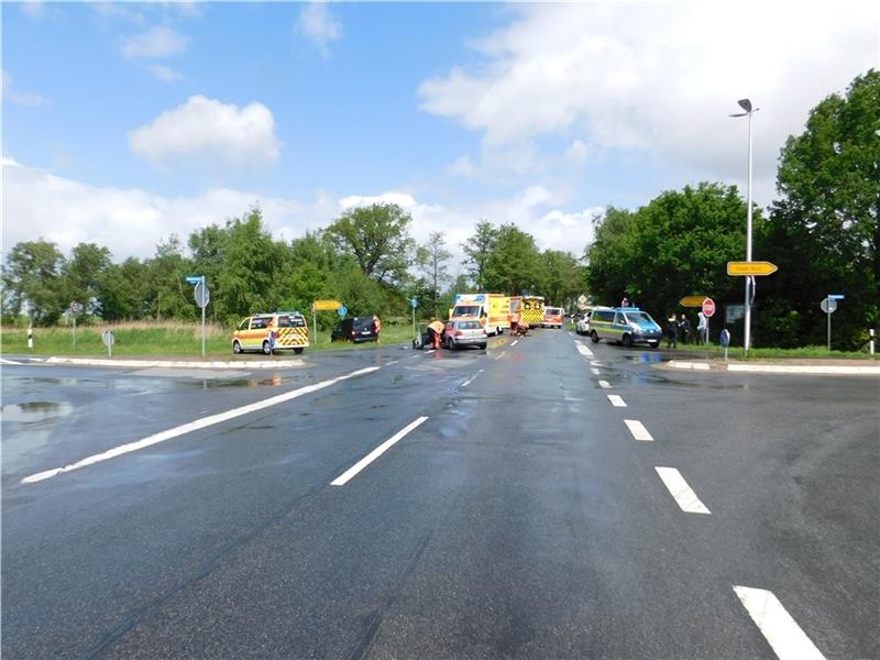 Obwohl die Ritschermoor-Kreuzung auf den ersten Blick recht übersichtlich erscheint, kracht es hier regelmäßig, zuletzt Ende Mai (Foto). Seit 2017 wurden hier bei 18 Unfällen 28 Menschen verletzt, vier davon schwer. Hauptursache: Die Vorfah