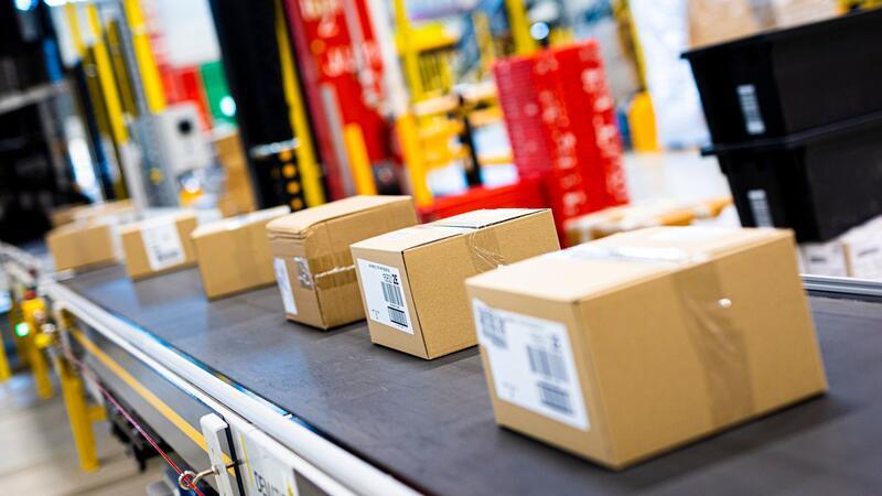 Löhne im Versandhandel im Vergleich deutlich niedriger Obwohl die Umsätze im Internet- und Versandeinzelhandel stark gestiegen sind, verdienen die Beschäftigten deutlich schlechter als in anderen Branchen.