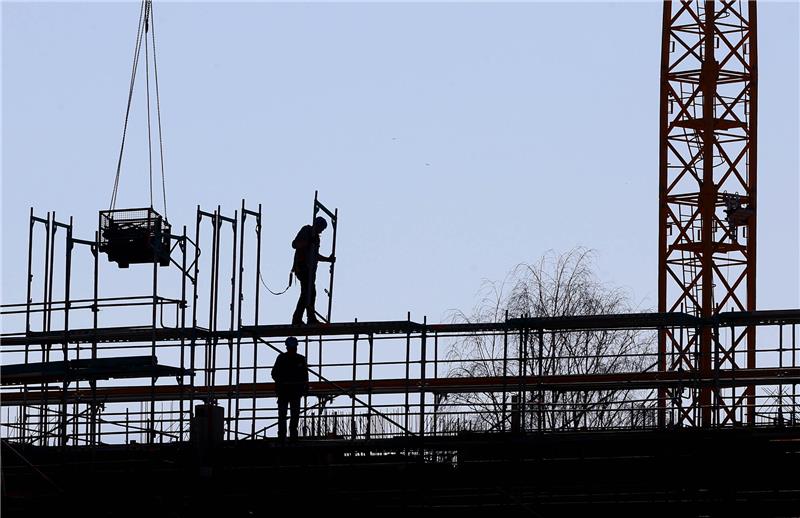 Wie Hamburg über 10 000 neue Wohnungen schaffen will Obwohl in Hamburg jedes Jahr über 10.000 Baugenehmigungen erteilt werden, fehlt es an bezahlbarem Wohnraum. Foto: Karl-Josef Hildenbrand/dpa