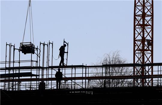 Obwohl in Hamburg jedes Jahr über 10.000 Baugenehmigungen erteilt werden, fehlt es an bezahlbarem Wohnraum. Foto: Karl-Josef Hildenbrand/dpa