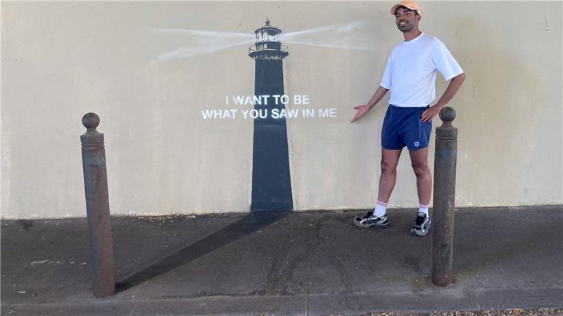 Neues Banksy-Kunstwerk in Marseille aufgetaucht Obwohl seine Kunstwerke bei Auktionen hohe Millionenbeiträge bringen, ist Banksys Identität noch immer geheim.