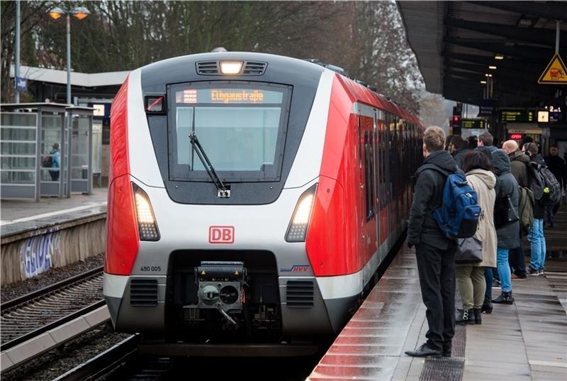 ÖPNV: Der Hamburger Senat setzt auf den Bau neuer Linien von U- und S-Bahn , was oberirdisch Platz macht für Radler, Fußgänger und den Wirtschaftsverkehr. Foto: Bockwoldt/dpa