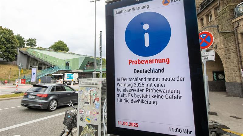 Öffentliche Anzeigen wie diese an den Hamburger Landungsbrücken zeigen im Warnfall die wichtigsten Informationen.