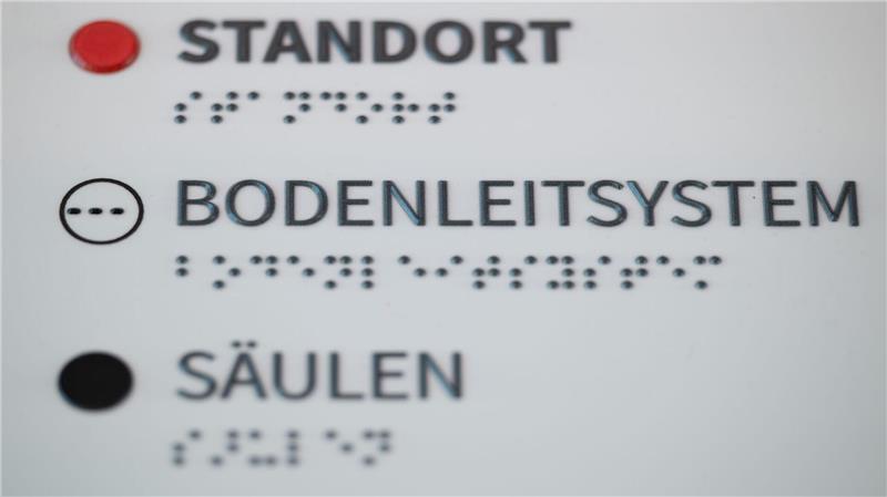 Mehrzahl der Städte liegt bei Inklusion zurück Öffentliche Gebäude sind häufig mit Informationen in Brailleschrift ausgestattet - wie hier in Dresden.