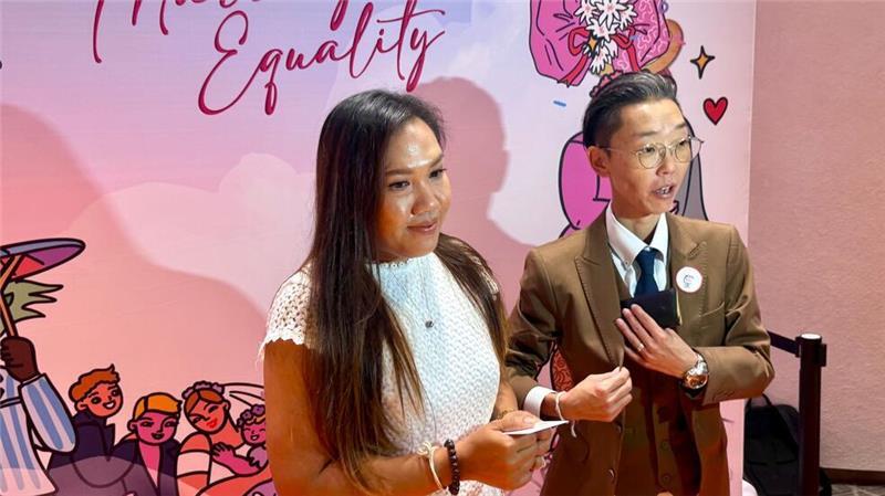 Queeres Liebesfest: Thailand feiert die „Ehe für alle“ Öffentliche Liebesbekundungen wie Küsse gab es kaum - das ist in Thailand verpönt.
