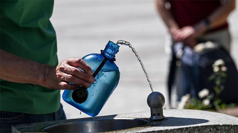 Weiter extreme Hitze - und hohe Sonnenbrandgefahr Öffentliche Wasserspender wie hier in Berlin bieten wichtige Erfrischung.