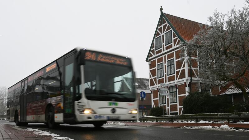 Öffentlicher Personennahverkehr im Alten Land: Ein KVG-Bus der Linie 2040 passiert das Rathaus in Jork.
