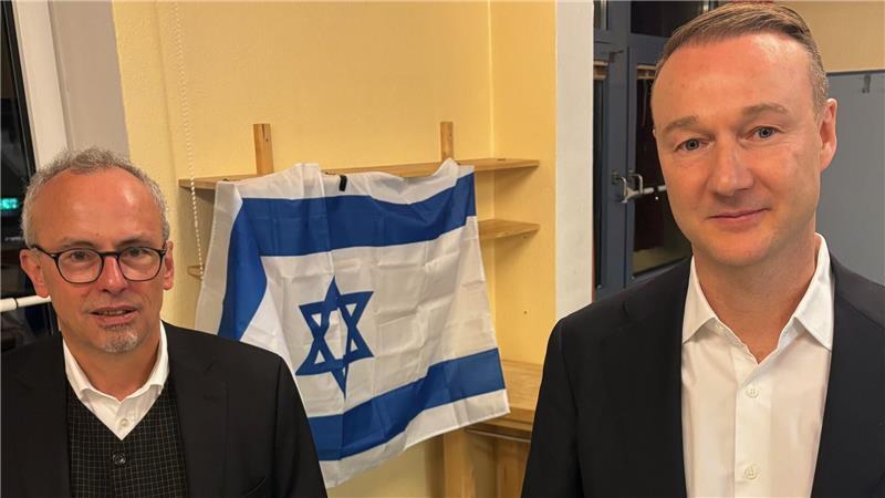 Öffentliches Gespräch während der Internationalen Wochen gegen Rassismus in Buxtehude: Journalist Ludwig Greven (links), Vorstandsmitglied Deutsch-Israelische Gesellschaft Buxtehude, und Stefan Hensel, früherer Antisemistismus-Beauftragter Hamburgs.