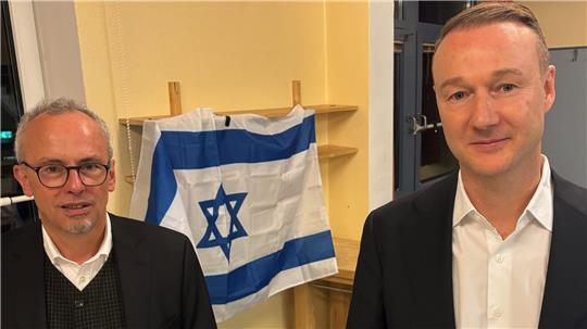 Öffentliches Gespräch während der Internationalen Wochen gegen Rassismus in Buxtehude: Journalist Ludwig Greven (links), Vorstandsmitglied Deutsch-Israelische Gesellschaft Buxtehude, und Stefan Hensel, früherer Antisemistismus-Beauftragter Hamburgs.