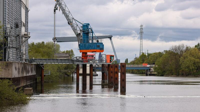 Reiherstieg nach Ölunfall wieder für Schifffahrt freigegeben Ölsperren auf dem Reiherstieg-Kanal sollen verhindern, dass sich Heizöl weiter ausbreitet.