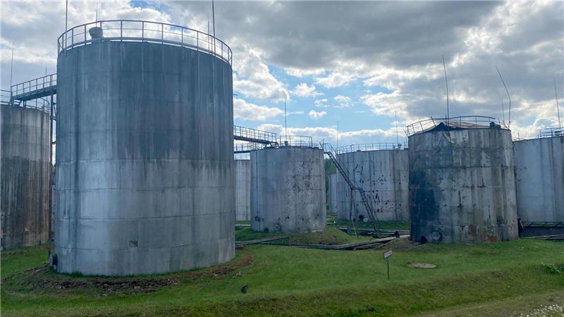 Drohnen-Streit: Lettlands Regierungschefin tritt zurück Öltanks stehen an der Absturzstelle einer Drohne in einer Lageranlage in Rezekne.