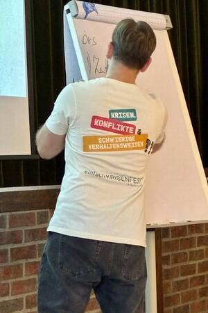 Örs Turoczy, aus dem Team von Raphael Kirsch „einfach.krisenfest“, leitete den Fachtag in Ahlerstedt.