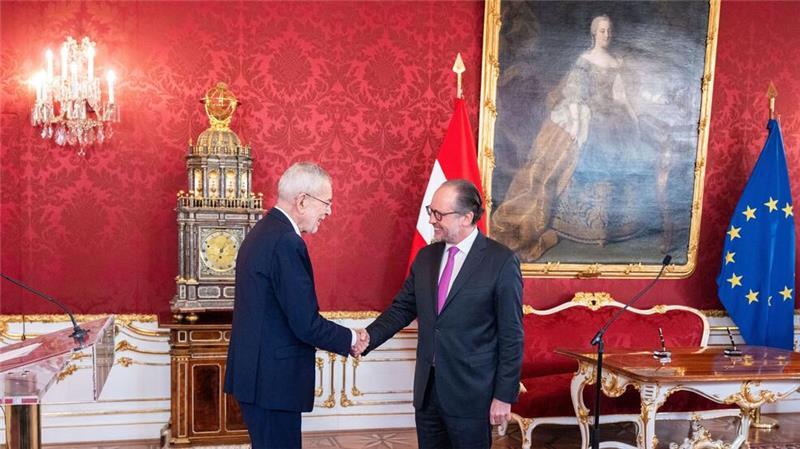 Österreich hat mit Außenminister Alexander Schallenberg (r.) bis zur Vereidigung eines neuen Kabinetts einen geschäftsführenden Kanzler.