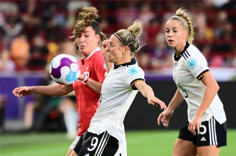 Österreichs Barbara Dunst (von links) kämpft um den Ball gegen Deutschlands Svenja Huth und Marina Hegering. Foto: Sebastian Gollnow/dpa