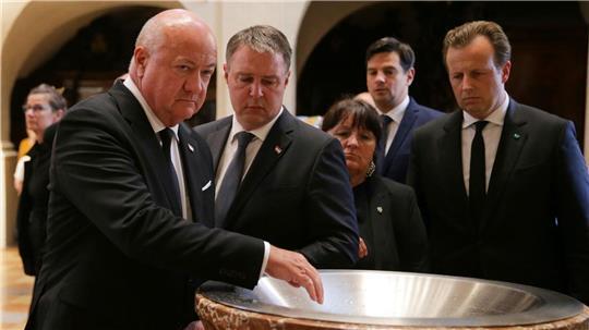 Österreichs Bundeskanzler Christian Stocker (l) und Vizekanzler Andreas Babler  kommen zu einem Gedenkgottesdienst für die Opfer des Amoklaufs an einer Grazer Schule in den Dom der Stadt. 