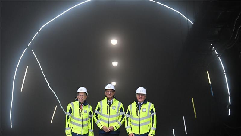 Österreichs Bundespräsident Alexander van der Bellen (l-r), Tirols Landeshauptmann Anton Mattle und Bundespräsident Frank-Walter Steinmeier besichtigten die Baustelle des Brenner-Basistunnels.