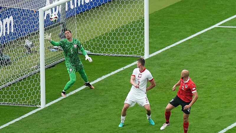 EM-Knockout für Polen trotz Lewandowski-Rückkehr Österreichs Gernot Trauner (r) traf per Kopf zum 1:0.