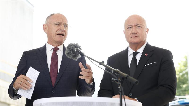 Österreich im Schock: Zehn Todesopfer bei Amoklauf an Schule Österreichs Innenminister Gerhard Karner (l.) und Bundeskanzler Christian Stocker geben Details zum Amoklauf bekannt.