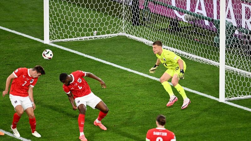 Frankreichs Zittersieg gegen Rangnick - Sorgen um Mbappé Österreichs Maximilian Wöber (l) sorgte mit einem Eigentor für Frankreichs Führung.